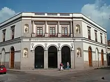 bâtiment de style néo-classique de couleurs blanche, gris clair et rosâtre où eut lieu devant une cour martiale le procès de l'empereur Maximilien