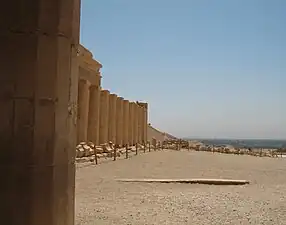 Vue prise de la deuxième terrasse du temple.