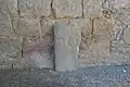 Une stèle avec une croix