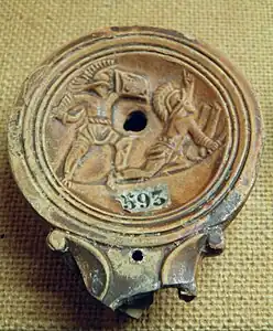 Lampe à huile. Fin de combat de gladiateurs.IIe – IIIe&nbsp;siècle. Musée Lugdunum, Lyon.