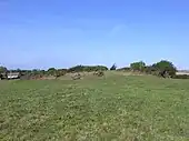 Tumulus surmonté de blocs bruts désordonnés
