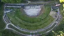 Théâtre gallo-romain des Bouchauds (Charente). Petit bâtiment de scène qui empiète sur l'orchestre.