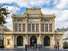 Le théâtre municipal au bout des allées Paul Riquet, construit en 1844.