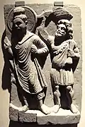 Vajrapani en Grec avec vajra et chamara (chasse-mouches), portant un chiton. Gandhara, IIe&nbsp;siècle. Berlin