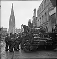 Troupes d'occupation britanniques, début avril 1945 sur le Prinzipalmarkt en ruines.
