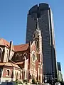La cathédrale avec la J.P. Morgan Chase Bank Tower en arrière-plan (2010).