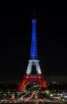 La tour Eiffel aux couleurs nationales en hommage aux victimes de l'attentats de Paris du 13 novembre 2015.