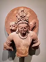 Vishnu en trois incarnations ( Chaturvyuha ): Vishnu lui-même ou Vasudeva-Krishna sous forme humaine, Varaha en sanglier, Narasimha en lion. Mathura, milieu du Ve&nbsp;siècle. Musée de Boston.