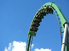 Train dans le looping vertical.