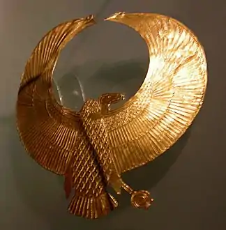 Gorgerin en or représentant la déesse Nekhbet, trouvé sur les restes de la momie.
