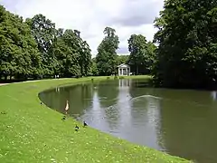 Mémorial au bord du lac.