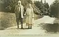 Mabel et Alexander marchant devant leur maison de Beinn Bhreagh