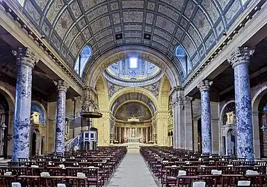 La nef vers le chœur.