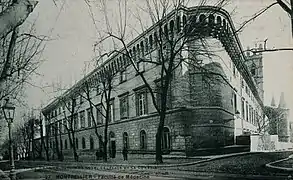 L'aile du bâtiment historique le long du boulevard Henri-IV au début du XXe&nbsp;siècle.