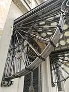 Marquise d'une des entrées du palais.