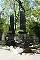 Pierres tombales du général Ival Zakharkine (gauche) et du vice-amiral Gabriel Joukov (à droite) au cimetière d'Odessa.
