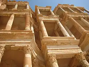 Trois niveaux de colonnes du mur de scène du théâtre antique de Sabratha, Libye.