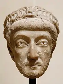 Potographie d'un buste d'un homme en marbre.