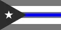 Le drapeau de Cuba orné de la delgada línea azul.