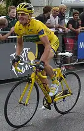 Photographie de Thomas Voeckler portant le maillot jaune lors de la 15e étape du Tour de France 2011
