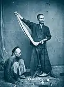 1871. Spectacle de rue. Tirage à l'albumine moderne d'après un négatif sur verre au collodion.