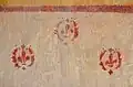 Fleurs de lys peintes sur un mur de la chapelle.