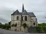 Chevet et monument aux morts.