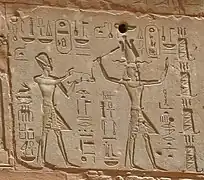 Thoutmôsis&nbsp;III (à gauche) et Hatchepsout (à droite) représentés sur les murs de la chapelle rouge à Karnak.