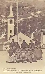 Savoyardes brodant à Tignes au début du XXe&nbsp;siècle