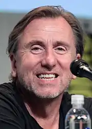 Tim Roth interprète Oswaldo Mobray, le Court-sur-pattes.