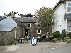Tinner's Arms&nbsp;(en), pub où logea en 1915 D. H. Lawrence le temps de trouver la location de Higher Tregerthen.