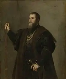Portrait - buste de face d'un homme massif, dégarni et moustachu et barbu, richement vêtu portant un collier et texte latin en arrière plan