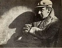 Un homme portant une casquette.