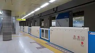 Un quai latéral.