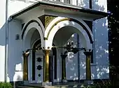 Le porche néo-brâncovenesc de Saint Haralambie.