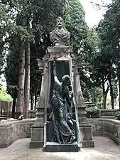 La tombe de Frédéric Bazille, par Auguste Baussan (buste) et Henri Chapu (bas-relief).