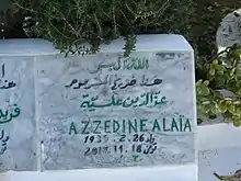 Image de la tombe d'Azzedine Alïa au cimetière de Sidi Bou Saïd en Tunisie.
