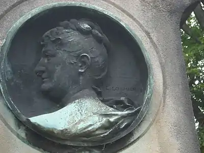 Le médaillon de diamètre 45 cm, réalisé par Édouard Lormier, cimetière de Montmartre.