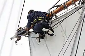 Gabier sur La Recouvrance (Brest 2012) - Ici en bout de vergue lors du déploiement de voile.