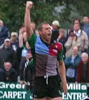 Photo de Tony Disprose avec le bras en l'air et le poing fermé