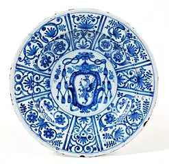 Grande assiette à décor calligraphié et armoiries héraldiques de l'évêque, Turin, XVIIe&nbsp;siècle.