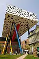 Le Sharp Centre for Design en 2004, avec Will Alsop&nbsp;(en)