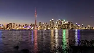 La tour CN de nuit.