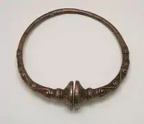 Torque à tampons en bronze, trouvé à Somme-Suippe dans la Marne, fin du IVe&nbsp;siècle&nbsp;av. J.-C. (Musée Saint-Remi à Reims).