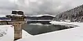 Le barrage et la tour de guet.
