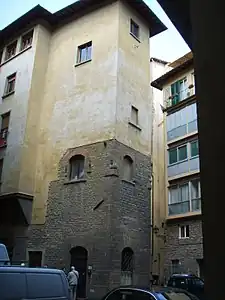 Vue latérale de la tour.