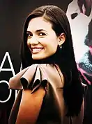 Torrey DeVitto interprète Dr&nbsp;Natalie Manning.