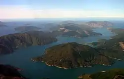 Photographie aérienne de vallées submergées par la mer.