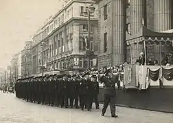 Marche irlandaise de recrues de Gardaí Síochána devant la poste centrale lors du Tostal&nbsp;(en) de 1954.