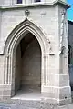 Faux porche néogothique au pied du clocher (mai&nbsp;2011)